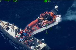 Kapitánka Sea-Watch 5 čelí vyšetřování. Na videu Frontexu nevládní organizace přebírá od pašeráků ilegální migranty - Echo24.cz